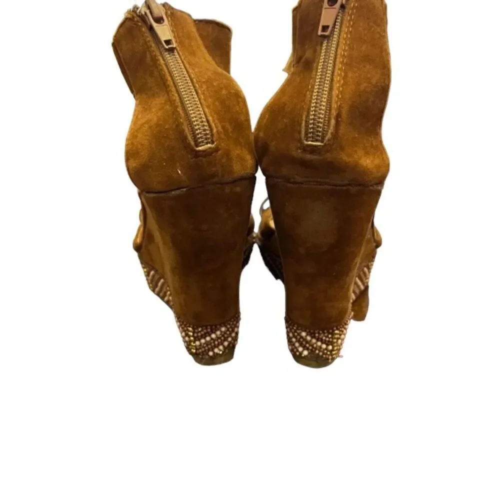 MUK LUKS Women's Faux Suede Wedge‎ Open Toe Sandal W/Fringe and Beading Size 9.5